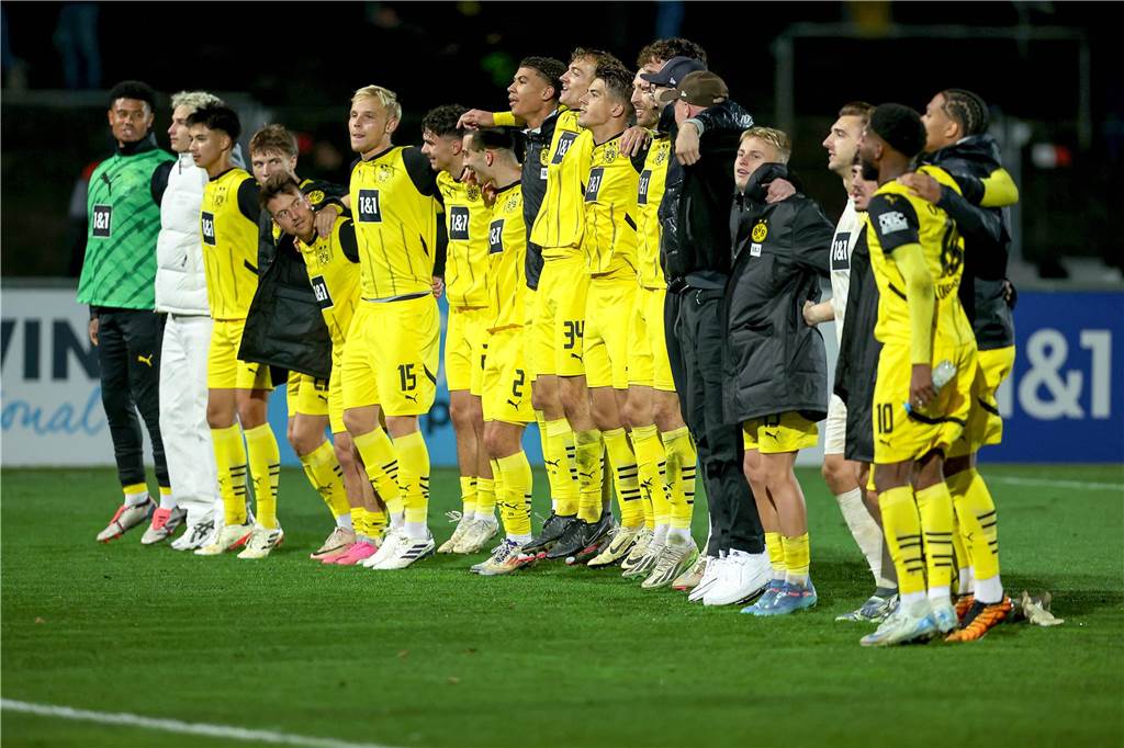 Kann die BVB-U23 gegen Tabellenführer Dresden überraschen?: 3. Liga im Live-Ticker Die BVB-Spieler hüpfen auf dem Rasen.
