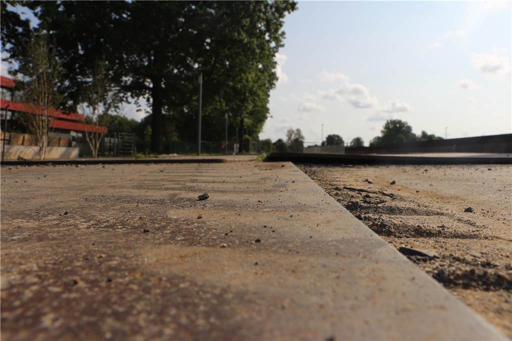 Vandalismusschäden an Fischtreppe: Reparatur parallel zum Probebetrieb Stahlplatten auf der Straße