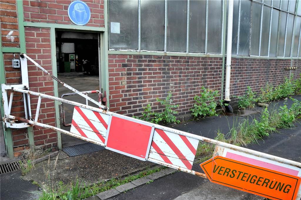 Nach Ziehwerk-Versteigerung: Stadt sucht Mieter für riesige Hallen Nach Absprache mit der Stadt fand in der Halle des früheren Hoesch-Ziehwerks eine Inventarversteigerung durch den Insolvenzverwalter statt.