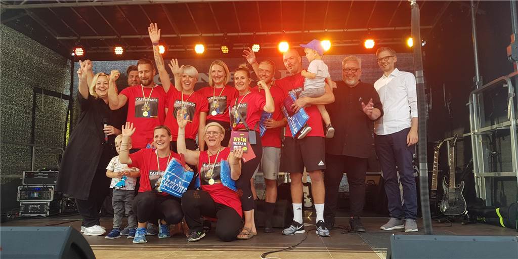 Furioses Finale bei erster Castropiade – auch Bier soll schuld gewesen sein Das Team Fundament steht mit den Veranstaltern auf der Bühne und bejubelt den Sieg im Stadion an der Bahnhofstraße in Castrop-Rauxel.