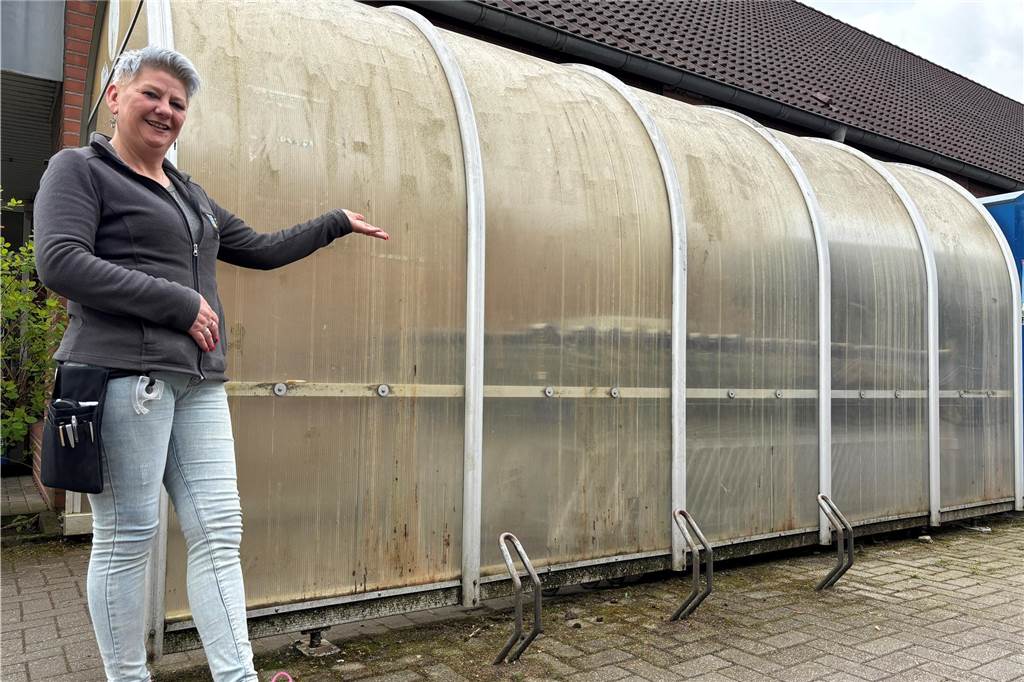 Erler Edeka-Betreiber lieben jetzt auch Schreibwaren Sandra Beyer steht vor dem Einkaufswagenhäuschen auf Edeka-Parkplatz in Erle
