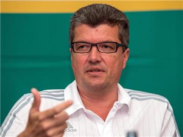 Nach anfänglicher Skepsis spricht sich auch Herbert Fandel für den Videobeweis im Bundesliga-Fußball aus. Foto: Bernd Thissen