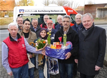Nach anfänglicher Verwirrung feierte der Vorstand des Bürgerbus-Vereins den 100.000.Fahrgast des Herberner Bürgerbus. v.l.: Vorsitzender Josef Streyl, Georg Schoppmann, Hussein Asam, Helmut Sunderhaus, Elham Amiri Asl, Jan Jungeilges, Helmut Richter, Walter Sobbe,Yaghub Shamkhani, Robert König und Herbert Holzhinrich (Volksbank).