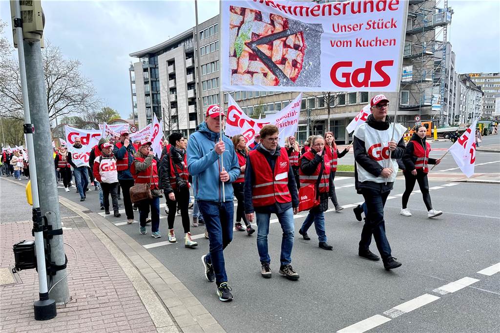 Gewerkschafter Oliver Bönecke zieht mit hunderten Kollegen über den Wall Nach Angaben der Gewerkschaft der Sozialversicherung beteiligten sich mindestens 300 IKK-Beschäftigte an dem Warnstreik. Angemeldet waren laut Polizei 150 Teilnehmer.