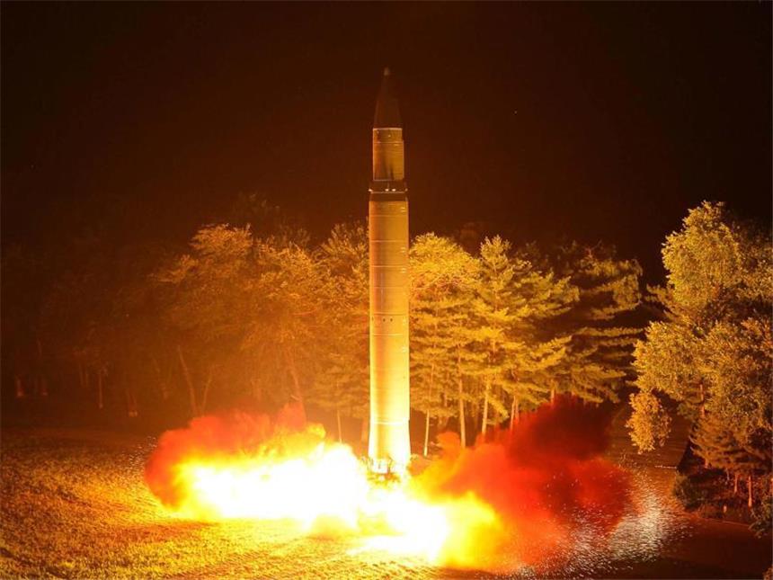 Trump beharrt auf "Feuer-und-Wut"-Äußerung Nach Angaben der nordkoreanischen Regierung zeigt das Foto den Test einer Hwasong-14-Interkontinentalrakete. Foto: KCNA