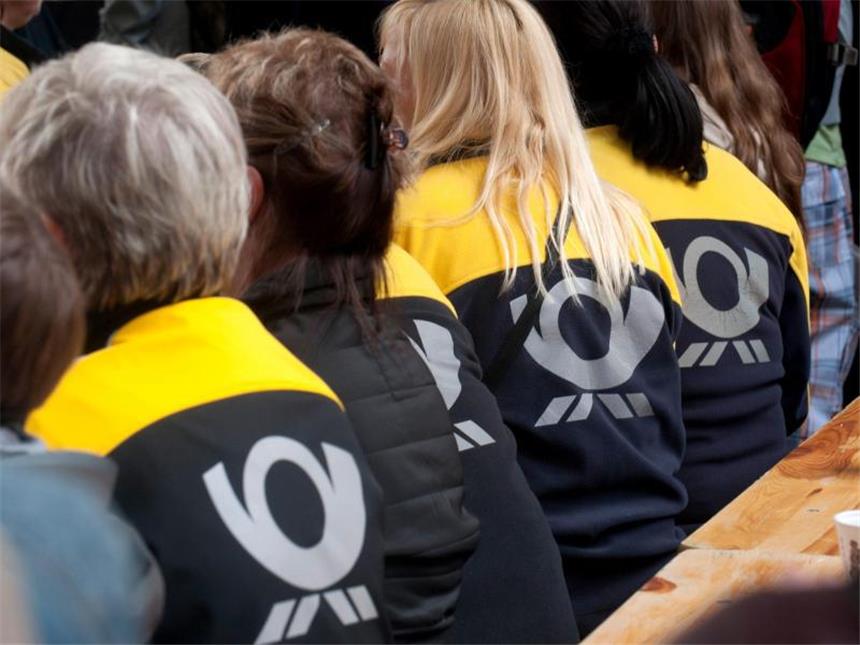 Warnstreiks vor neuer Tarifrunde bei der Post Nach Angaben der Post fanden in 32 von 49 Briefniederlassungen Arbeitsniederlegungen statt. Foto: Paul Zinken