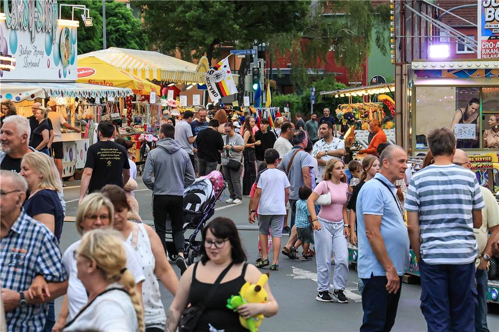 Besucher auf der Evinger Kohlenkirmes.