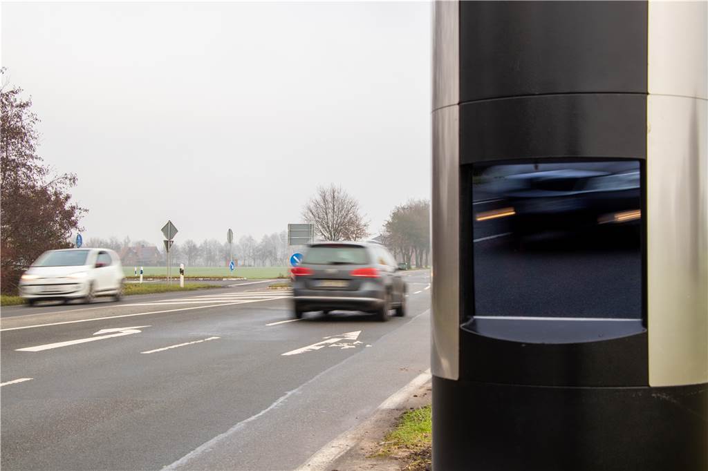 Schöppinger Straße: Unsichtbarer Strahlenfächer jagt bald Temposünder Nach Angaben des Kreises soll die Lasersäule erst im Januar 2021 „scharf“ sein.