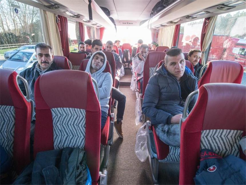 Nach Angaben des Landshuter Landrats Peter Dreier sind die syrischen Flüchtlinge freiwillig auf dem Weg in die Hauptstadt und wollten dort leben.
