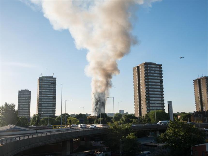 Zwölf Tote bei Feuerdrama in Londoner Hochhaus Nach Angaben einer Augenzeugin war es unmöglich, den um Hilfe schreienden Menschen zu helfen. Foto: Ray Tang