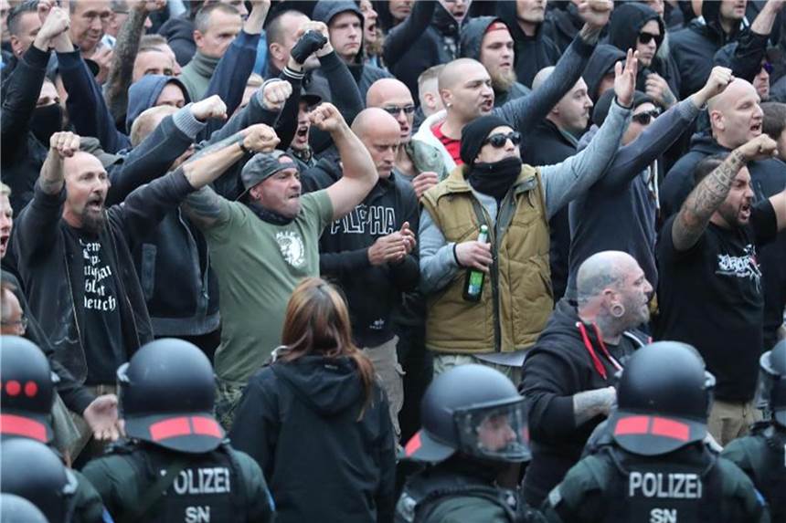 Haftbefehl zu Chemnitzer Totschlag im Netz Nach Angaben standen rund 600 Polizisten 6000 Menschen auf der Rechten-Demo und 1000 Gegendemonstranten gegenüber. Foto: Jan Woitas
