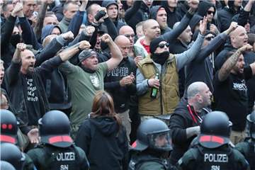 Nach Angaben standen rund 600 Polizisten 6000 Menschen auf der Rechten-Demo und 1000 Gegendemonstranten gegenüber. Foto: Jan Woitas