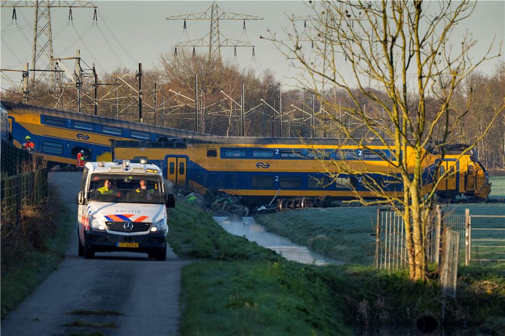 Zugunglück in den Niederlanden: Ein Toter und rund 30 Verletzte Einsatzkräfte eines Rettungsdienstes arbeiten an der Unfallstelle nach einem schweren Zugunglück.