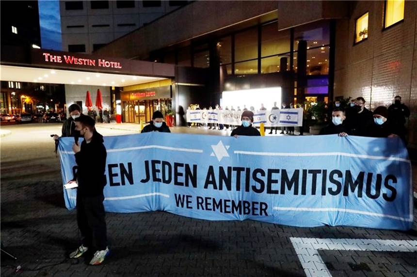 Vorfall in Hotel in Leipzig: „Antisemitismus darf nicht kleingeredet werden“ Nach Antisemitismus-Vorwürfen versammelten sich Menschen vor dem «Westin Hotel» Leipzig, um Solidarität mit dem Musiker Gil Ofarim und Jüdinnen und Juden in Deutschland zu zeigen.