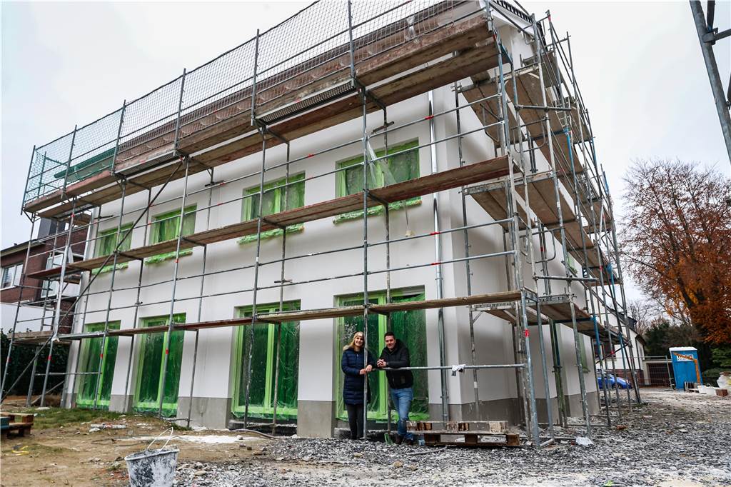 Lisa und Chris nach einem Jahr Bauzeit: „Es ist noch ein Weg zu gehen“ Nach außen ist das Haus von Lisa und Chris fast fertig. Bis zum Einzug wird es aber noch etwas dauern. „Wir bauen in so einer weltweiten Krise einfach unser Doppelhaus weiter - und das wissen wir sehr zu schätzen“, sagt das Bauherren-Paar und ist wegen einiger Verzögerungen gar nicht böse.