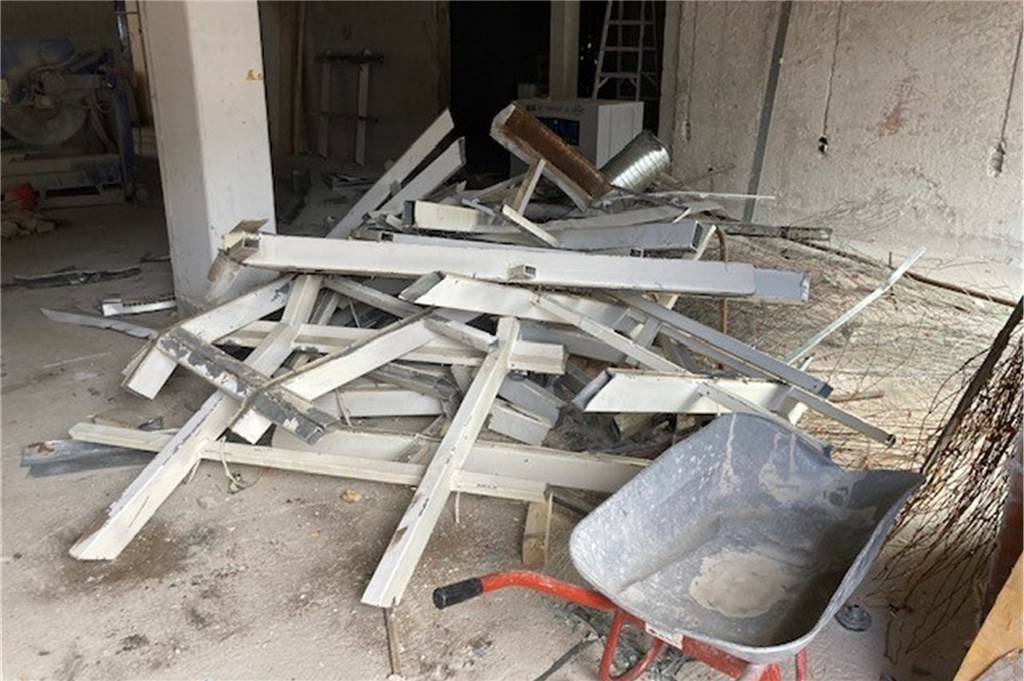 Persiluhrpassage in Lünen: Umbau des Prestige-Objekts vor neuen Problemen Schubkarre und Stapel mit Eisenteilen.