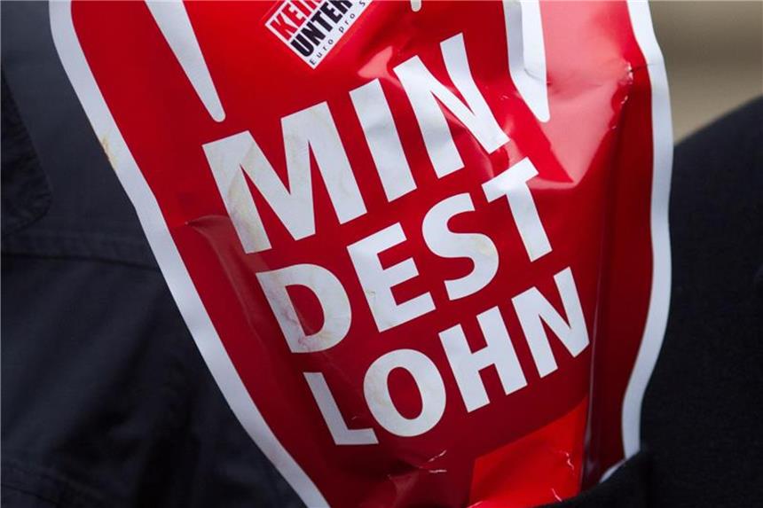 DGB fordert kräftige Anhebung des Mindestlohns Nach Berechnungen der Bundesregierung müsste der Mindestlohn deutlich höher als heute liegen, um im Alter eine Rente oberhalb der Grundsicherung zu gewährleisten. Foto: Jens Wolf