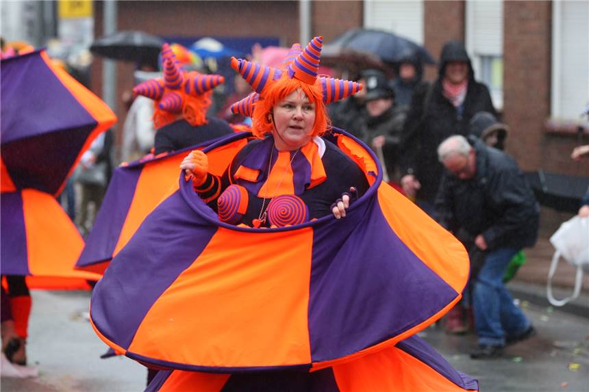 Nach Dauerregen 2020 (Foto) und Ausfall 2021 wird es nun auch 2022 keinen Umzug am Rosenmontag in Stadtlohner geben. Diese Entscheidung teilten die Verantwortlichen nun mit. Die aktuelle Corona-Lage lasse Karnevalsveranstaltungen aktuell nicht zu.