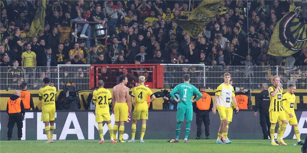 Lustloser BVB-Auftritt in Berlin: Dortmund bestätigt alle Vorurteile Die BVB-Spieler stehen nach dem 0:2 bei Union Berlin enttäuscht vor dem Fanblock.