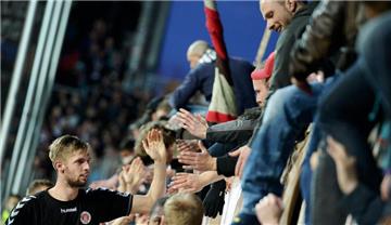 Nach dem 1:0-Sieg gegen Nürnberg im April klatscht Lasse Sobiech mit den Fans ab. In der Nachspielzeit hatte er das entscheidende Tor geköpft.