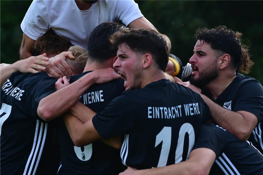Eintracht Werne verliert gegen Spitzenreiter TSC Hamm Mirac Kavakbasi jubelt mit seinen Teamkollegen