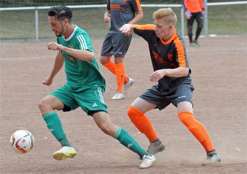 Werner SC kann den FC Overberge distanzieren Nach dem 1:1 vor Wochenfrist beim FC Roj auf Asche kehren Dennis Klossek (l.) und der Werner SC am Sonntag auf ihren Kunstrasenplatz zurück.
