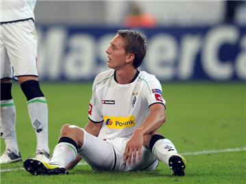 Nach dem 1:3 verlorenem Spiel sitzt Luuk de Jong auf dem Spielfeld. Foto: Federico Gambarini