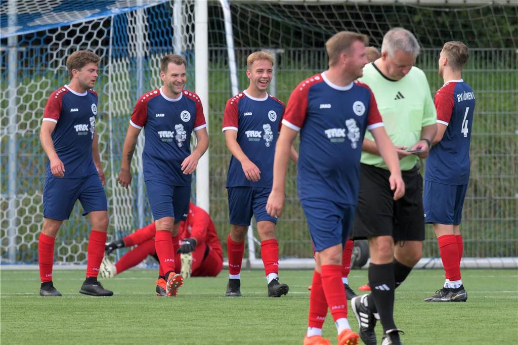 14:0 - Der BV Lünen lässt gegen den SuS Derne die Muskeln spielen Spieler des BV Lünen lachen.