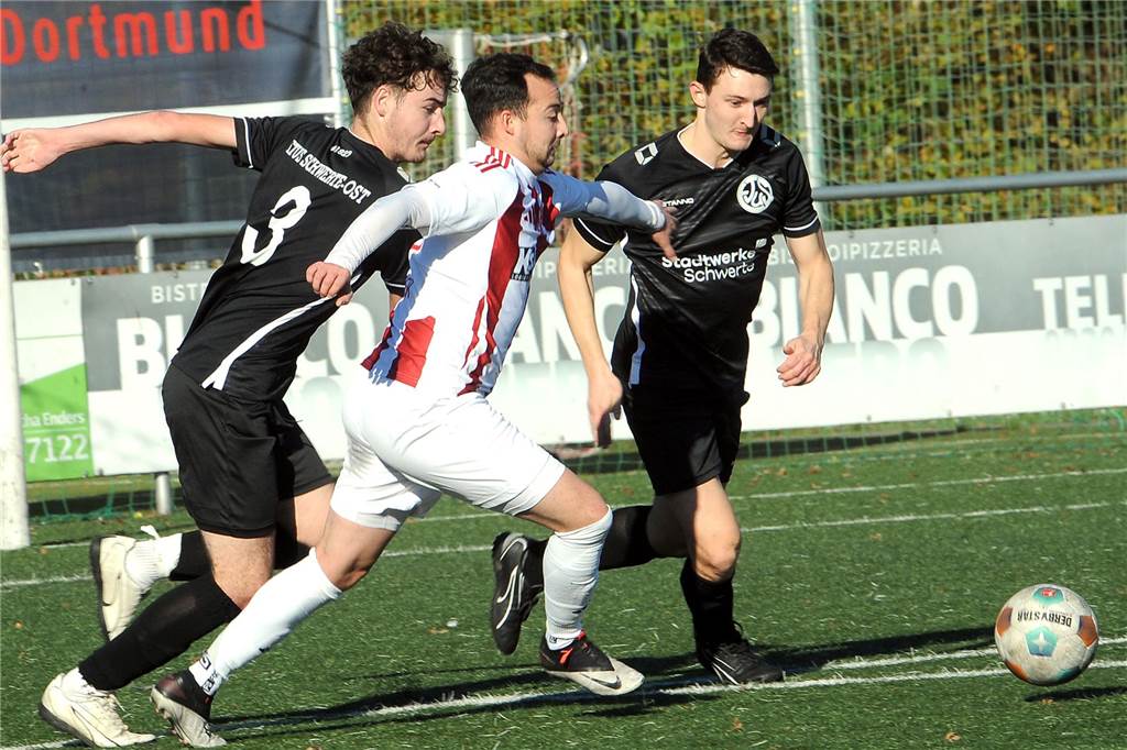 VfL Schwerte will seine Bilanz ausgleichen: Der vorletzte Hinrundenspieltag in der Übersicht Nach dem 2:2-Unentschieden beim Geisecker SV II steht der ETuS Schwerte-Ost (schwarze Trikots) vor einem Verfolgerduell gegen Hemer.