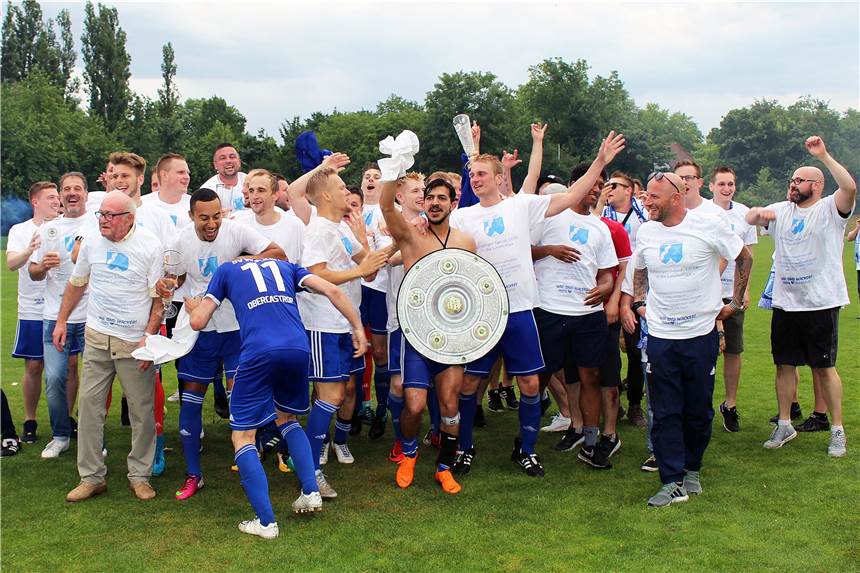 Nach dem 3:1-Erfolg beim Erler SV 08 am abschließenden Spieltag der Saison 2017/18 feierten die Bezirksliga-Fußballer des SV Wacker Obercastrop vor Ort ihren Meister-Titel und den damit verbundenen Landesliga-Aufstieg.