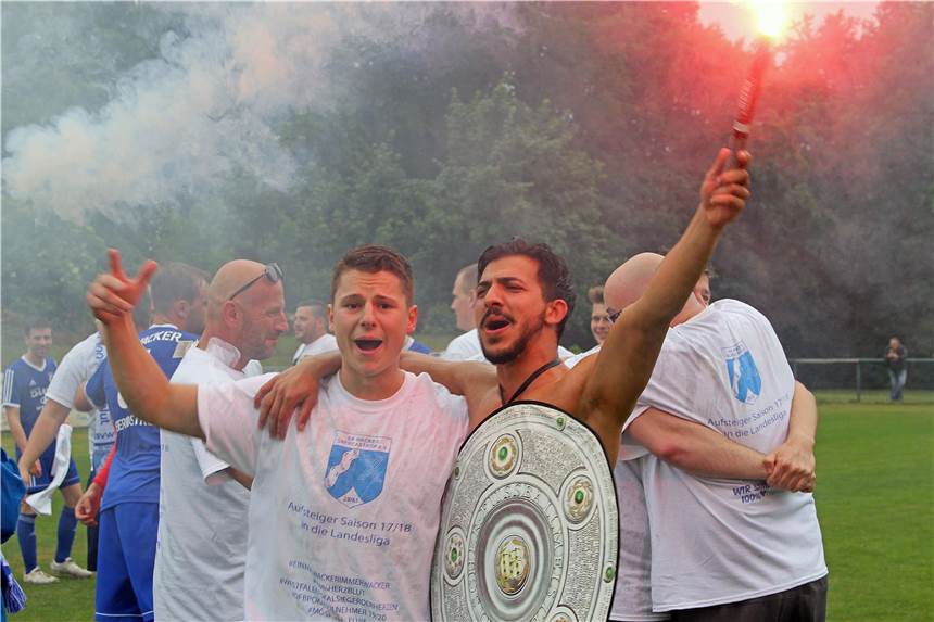 Nach dem 3:1-Erfolg beim Erler SV 08 am abschließenden Spieltag der Saison 2017/18 feierten die Bezirksliga-Fußballer des SV Wacker Obercastrop vor Ort ihren Meister-Titel und den damit verbundenen Landesliga-Aufstieg.