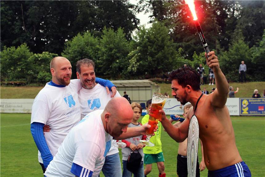 Nach dem 3:1-Erfolg beim Erler SV 08 am abschließenden Spieltag der Saison 2017/18 feierten die Bezirksliga-Fußballer des SV Wacker Obercastrop vor Ort ihren Meister-Titel und den damit verbundenen Landesliga-Aufstieg.