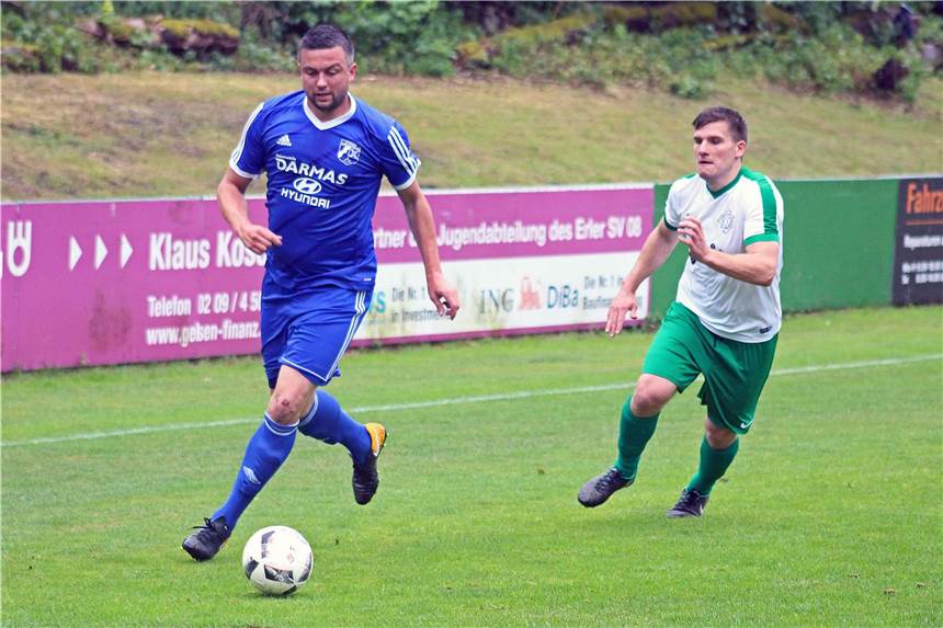 Nach dem 3:1-Erfolg beim Erler SV 08 am abschließenden Spieltag der Saison 2017/18 feierten die Bezirksliga-Fußballer des SV Wacker Obercastrop vor Ort ihren Meister-Titel und den damit verbundenen Landesliga-Aufstieg.