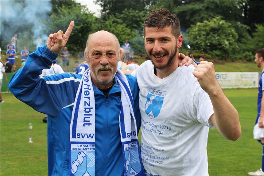 Nach dem 3:1-Erfolg beim Erler SV 08 am abschließenden Spieltag der Saison 2017/18 feierten die Bezirksliga-Fußballer des SV Wacker Obercastrop vor Ort ihren Meister-Titel und den damit verbundenen Landesliga-Aufstieg.