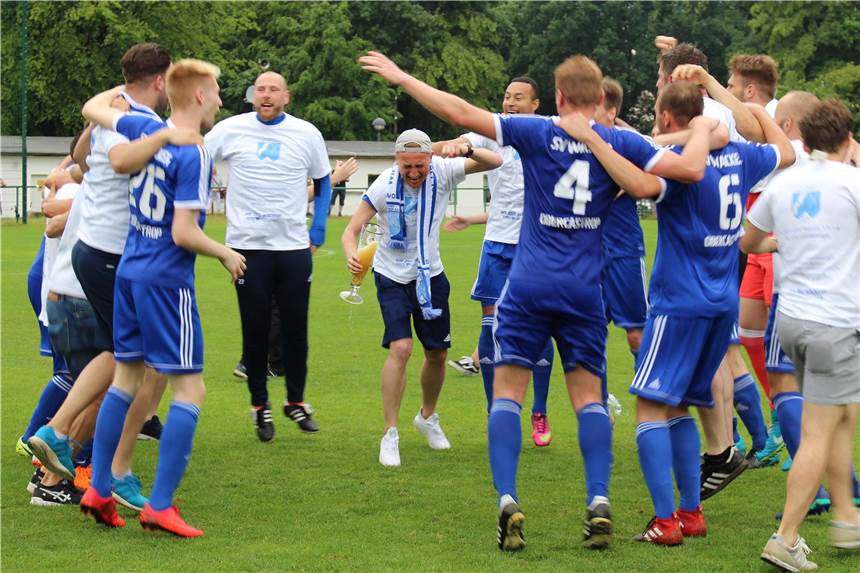 Nach dem 3:1-Erfolg beim Erler SV 08 am abschließenden Spieltag der Saison 2017/18 feierten die Bezirksliga-Fußballer des SV Wacker Obercastrop vor Ort ihren Meister-Titel und den damit verbundenen Landesliga-Aufstieg.
