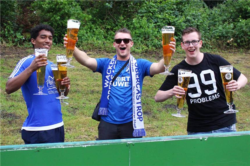 Nach dem 3:1-Erfolg beim Erler SV 08 am abschließenden Spieltag der Saison 2017/18 feierten die Bezirksliga-Fußballer des SV Wacker Obercastrop vor Ort ihren Meister-Titel und den damit verbundenen Landesliga-Aufstieg.