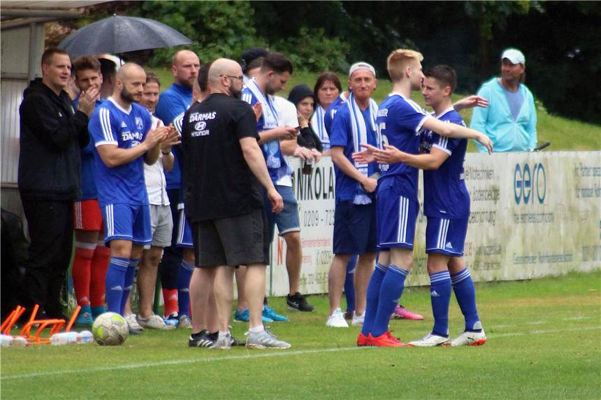 Nach dem 3:1-Erfolg beim Erler SV 08 am abschließenden Spieltag der Saison 2017/18 feierten die Bezirksliga-Fußballer des SV Wacker Obercastrop vor Ort ihren Meister-Titel und den damit verbundenen Landesliga-Aufstieg.