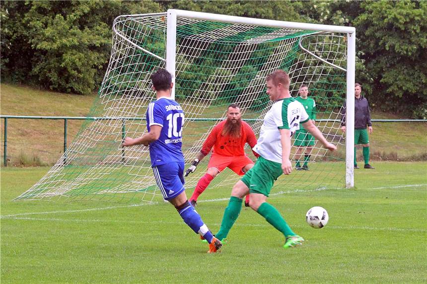 Nach dem 3:1-Erfolg beim Erler SV 08 am abschließenden Spieltag der Saison 2017/18 feierten die Bezirksliga-Fußballer des SV Wacker Obercastrop vor Ort ihren Meister-Titel und den damit verbundenen Landesliga-Aufstieg.
