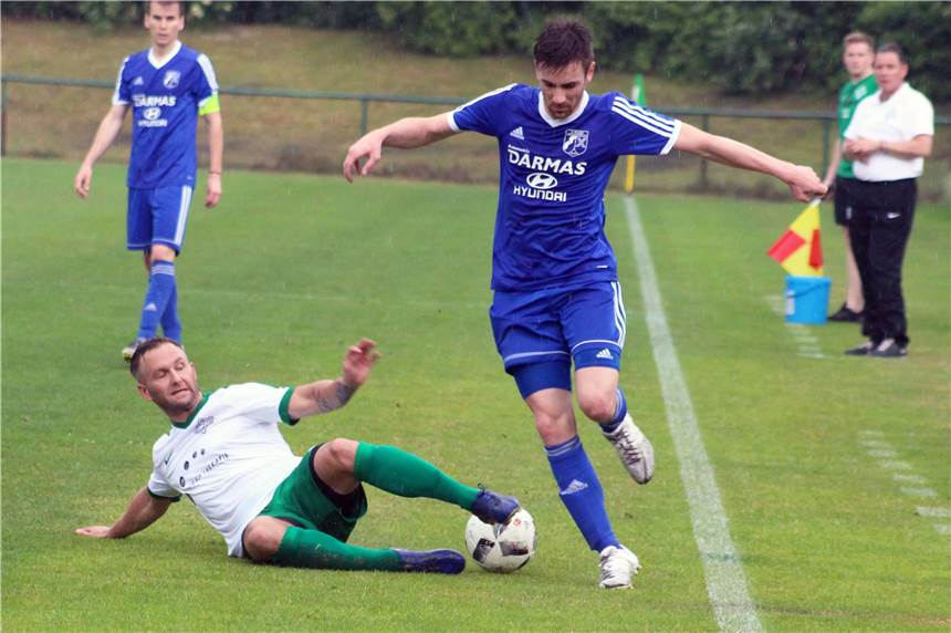 Nach dem 3:1-Erfolg beim Erler SV 08 am abschließenden Spieltag der Saison 2017/18 feierten die Bezirksliga-Fußballer des SV Wacker Obercastrop vor Ort ihren Meister-Titel und den damit verbundenen Landesliga-Aufstieg.