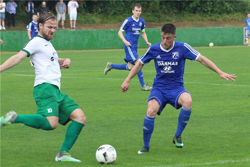 Nach dem 3:1-Erfolg beim Erler SV 08 am abschließenden Spieltag der Saison 2017/18 feierten die Bezirksliga-Fußballer des SV Wacker Obercastrop vor Ort ihren Meister-Titel und den damit verbundenen Landesliga-Aufstieg.