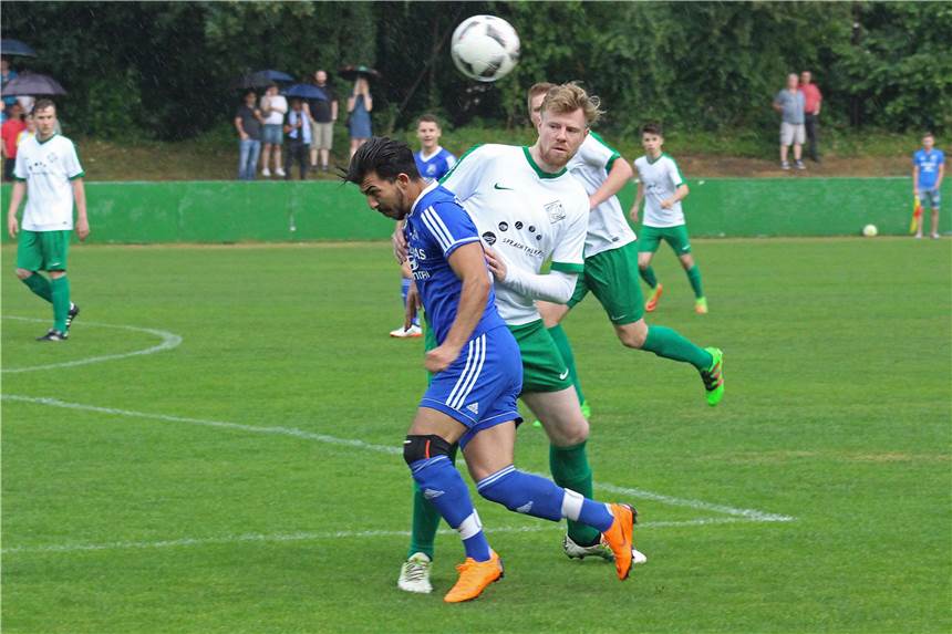 Nach dem 3:1-Erfolg beim Erler SV 08 am abschließenden Spieltag der Saison 2017/18 feierten die Bezirksliga-Fußballer des SV Wacker Obercastrop vor Ort ihren Meister-Titel und den damit verbundenen Landesliga-Aufstieg.