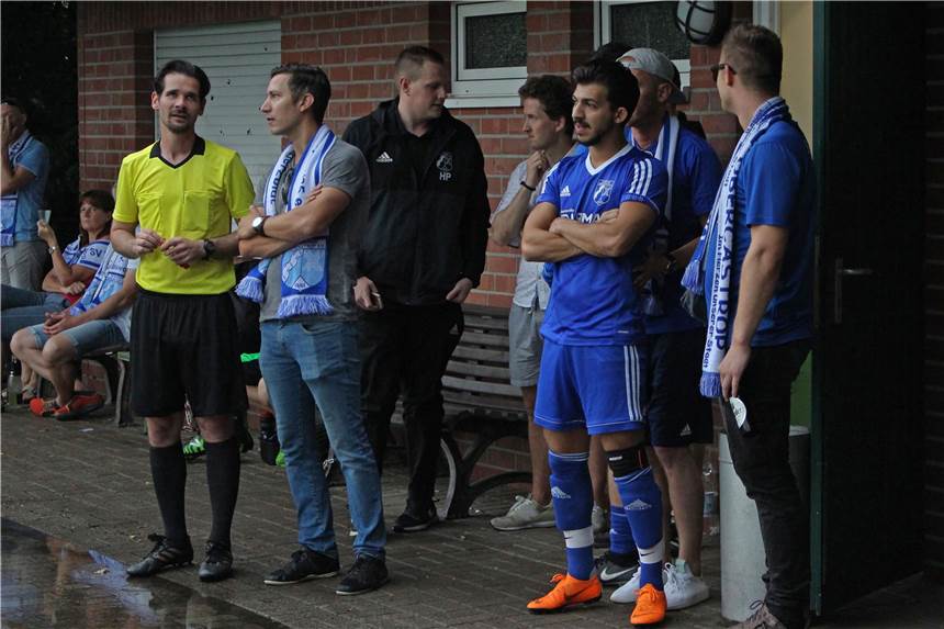 Nach dem 3:1-Erfolg beim Erler SV 08 am abschließenden Spieltag der Saison 2017/18 feierten die Bezirksliga-Fußballer des SV Wacker Obercastrop vor Ort ihren Meister-Titel und den damit verbundenen Landesliga-Aufstieg.