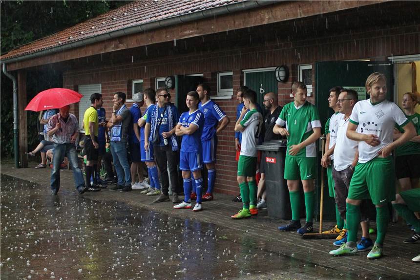 Nach dem 3:1-Erfolg beim Erler SV 08 am abschließenden Spieltag der Saison 2017/18 feierten die Bezirksliga-Fußballer des SV Wacker Obercastrop vor Ort ihren Meister-Titel und den damit verbundenen Landesliga-Aufstieg.