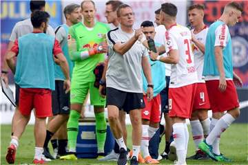 Nach dem 4:0-Sieg im Hinspiel will Leipzigs Trainer Ralf Rangnick auch ohne einige seiner Top-Profis die nächste Etappe auf dem Weg in die Europa League schaffen. Foto: Hendrik Schmidt