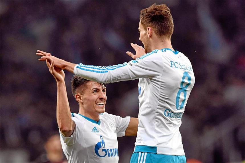 Partie in Freiburg wird für S04 zum Schlüsselspiel Nach dem 4:1-Auswärtssieg bei Bayer Leverkusen hofft der FC Schalke 04 wieder auf die Qualifikation für die Europa League. Hier feiert Mittelfeldspieler Alessandro Schöpf (l.) seinen Treffer zum zwischenzeitlichen 3:0 mit seinem Mannschaftskollegen Leon Goretzka.