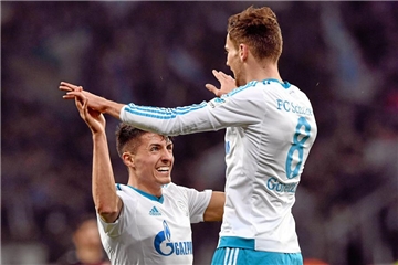 Nach dem 4:1-Auswärtssieg bei Bayer Leverkusen hofft der FC Schalke 04 wieder auf die Qualifikation für die Europa League. Hier feiert Mittelfeldspieler Alessandro Schöpf (l.) seinen Treffer zum zwischenzeitlichen 3:0 mit seinem Mannschaftskollegen Leon Goretzka.