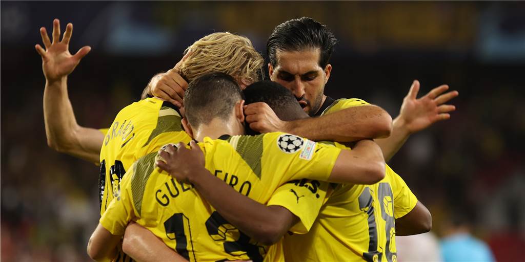 Nur ein kurzer Köln-Moment: BVB verschafft sich komfortable Situation Die BVB-Spieler bejubeln den Sieg in Sevilla.