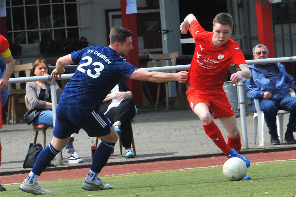 Nach dem 4:2-Sieg gegen Oesbern steht Holzpfosten Schwerte 05 (rotes Trikot) in der Iserlohner Kreisliga A auf einem Nichtabstiegsplatz.