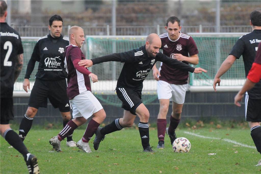 TuS Henrichenburg: Über 250 Fans sorgen für Volksfest-Stimmung beim vereinsinternen Kultspiel Nach dem 5:0-Sieg im Hinspiel setzte sich der TuS Henrichenburg III (schwarze Hemden) mit 3:1 im vereinsinternen Duell mit dem TuS Henrichenburg II durch.