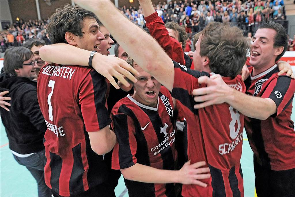 Premiere vor zehn Jahren: Eine Erfolgs-WG ebnet den Weg zu einer Fußballparty Nach dem 7:3-Endspielsieg gegen den ETuS/DJK Schwerte kannte der Jubel im Holzpfosten-Lager vor zehn Jahren keine Grenzen.